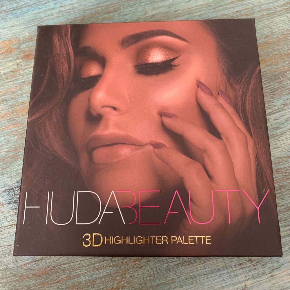 💞 SOLD — HUDA  $45 3D Highlighter Palette 🎨 💞